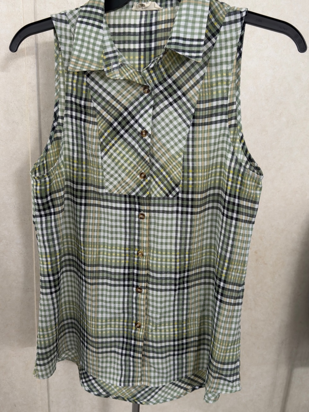 entro Green Plaid Sleeveless Button-Front Blouse